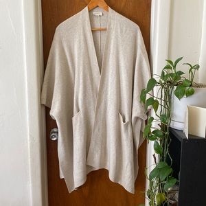 Aritzia poncho xxs/ xs beige with pockets